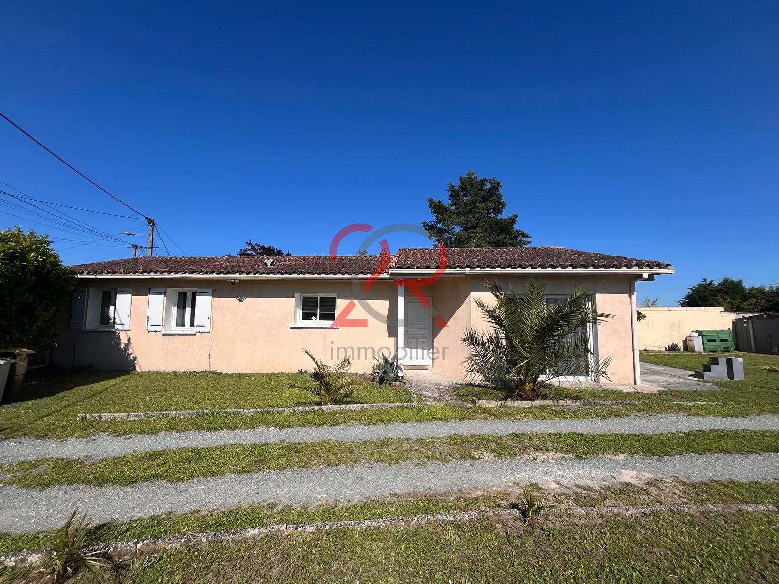 Plain-pied à réinventer avec beau terrain de 697 m2